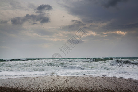 暴风雨天气下的海滩海岸线高清图片素材