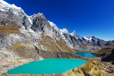 蓝色湖景观秘鲁CordilleraHuayhuash的三个泻湖背景