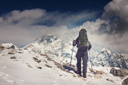 喜马拉雅山的徒步旅行者尼泊尔高清图片