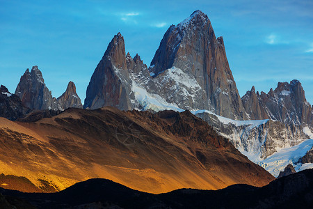 著名的塞罗菲茨罗伊阿根廷巴塔哥尼亚最美丽最难口音的岩石峰之背景图片