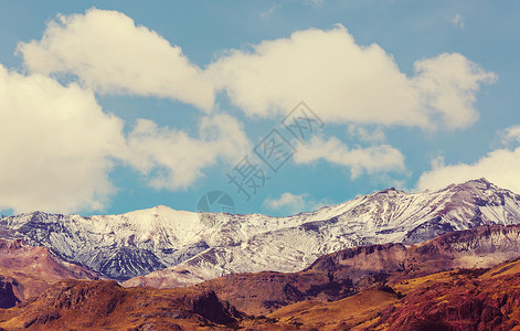 智利南部巴塔哥尼亚砾石路上美丽的山脉景观高清图片
