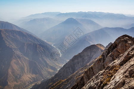 乌兹别克斯坦塔希恩特市附近的钦根山背景图片