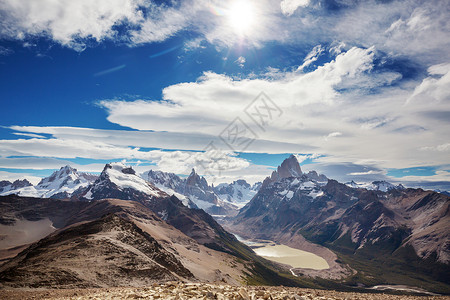 著名的塞罗菲茨罗伊阿根廷巴塔哥尼亚最美丽的岩石峰之高清图片