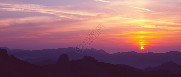 秋天山上风景如画的日落背景图片