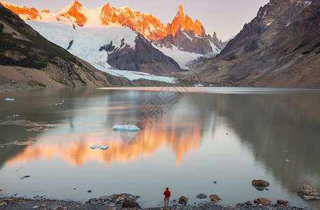 克鲁兹阿根廷巴塔哥尼亚山脉著名的美丽山峰塞罗托雷南美洲美丽的山脉景观背景