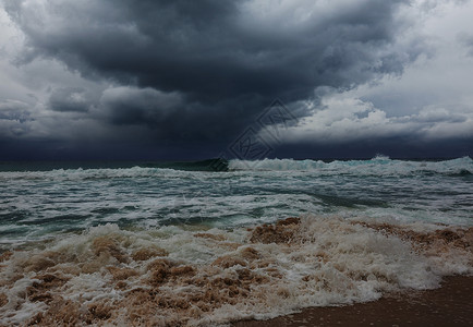 暴风雨云海洋中的巨浪高清图片