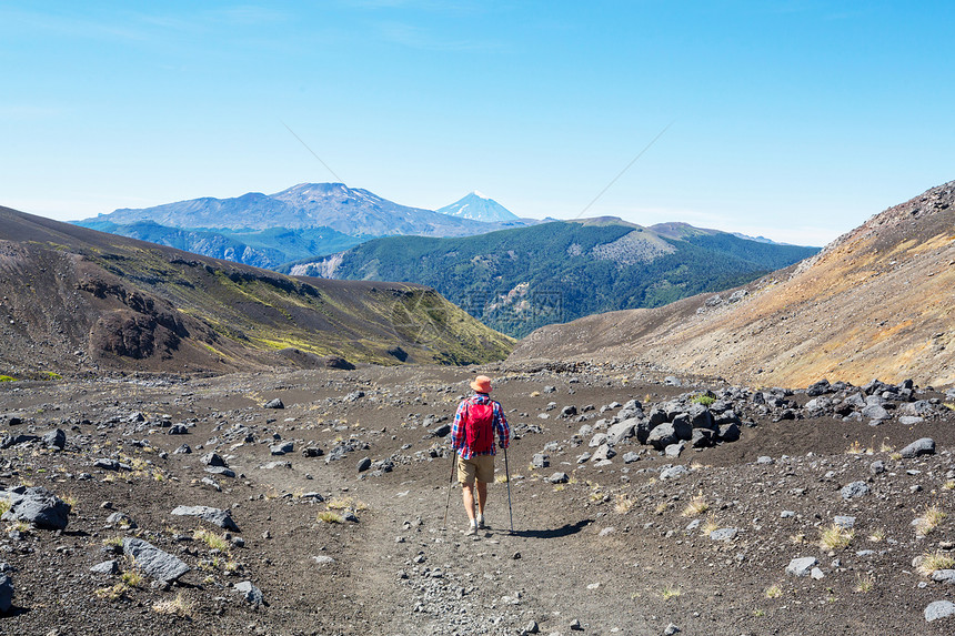 南美洲智利火山地区阿拉ucania徒步旅行的人图片