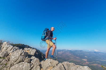 夏天山上的背包客图片