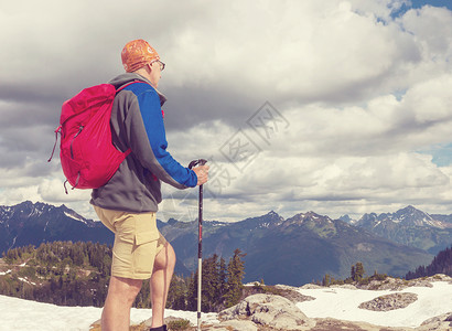 背包客夏天的山上远足图片