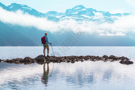 无峰不起浪徒步到加大惠斯勒附近风景如画的加里波迪湖的绿松石水域列颠哥伦比亚省非常受欢迎的徒步旅行目的地背景