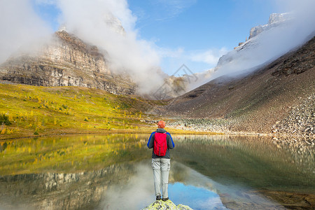 加大山区徒步旅行的人徒步旅行北美最受欢迎的娱乐活动活动很多风景如画的小径背景图片