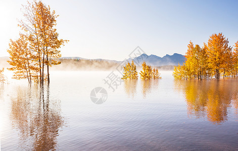 10月你好秋天的美丽湖泊背景
