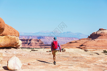 犹他州山区徒步旅行寻常的自然景观中徒步旅行图片