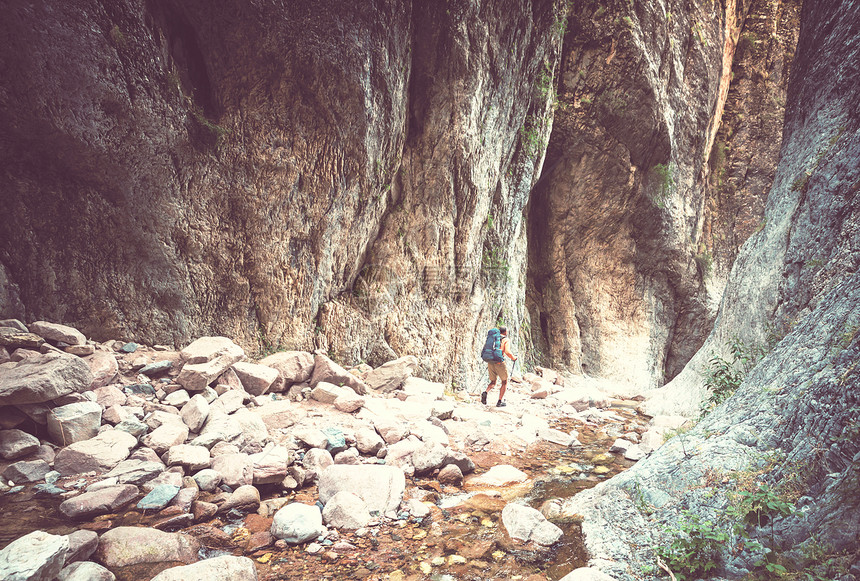 老虎峡谷徒步旅行的人图片