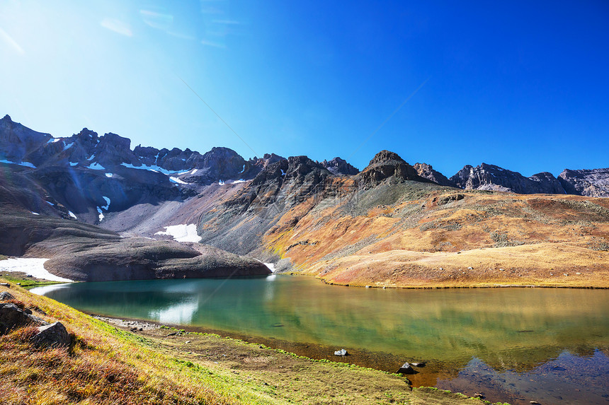 宁静的湖泊夏季的山区美丽的自然景观图片