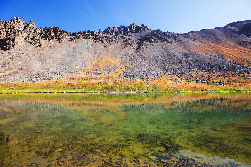 宁静的湖泊夏季的山区美丽的自然景观图片