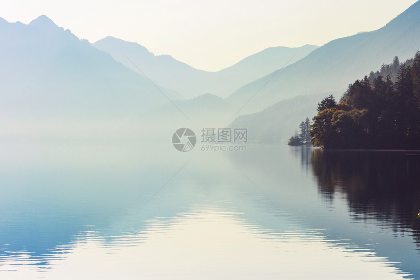 宁静的湖泊夏季的山区美丽的自然景观图片