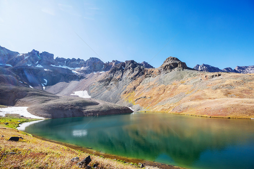 宁静的湖泊夏季的山区美丽的自然景观图片