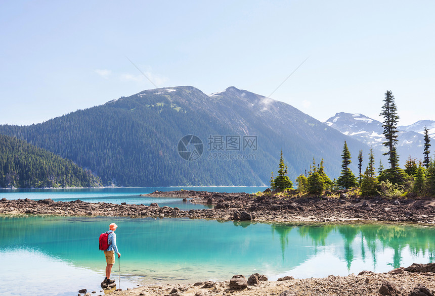 徒步加大惠斯勒附近风景如画的加里波迪湖的绿松石水域列颠哥伦比亚省非常受欢迎的徒步旅行目的地图片