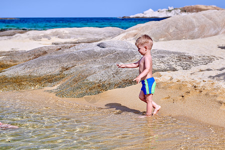 两岁的蹒跚学步的男孩海滩上图片