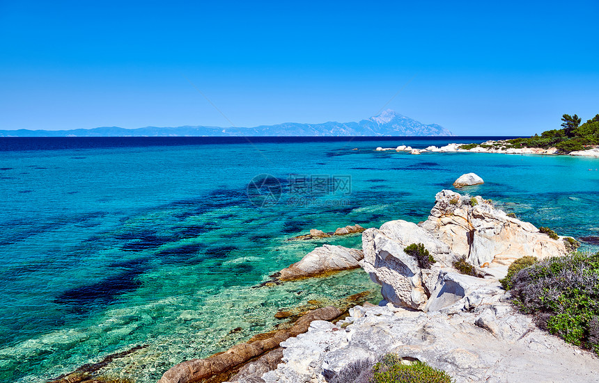 美丽的岩石海岸绿松石海水景观,西索尼亚,希腊图片