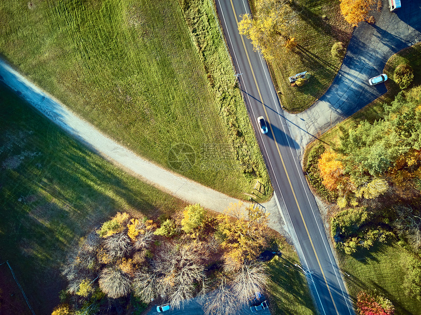 美国新罕布什尔州秋季风景优美的公路落新英格兰空中无人机图片