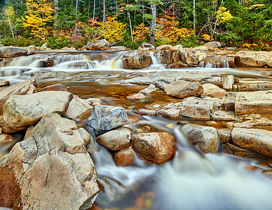 斯威夫特河瀑布秋天的白山森林,新罕布什尔州,美国落新英格兰公园高清图片素材