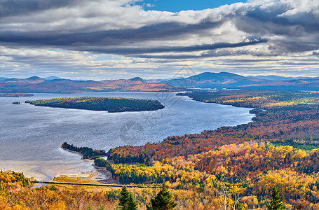 兰格尔莫塞洛克姆贡蒂克湖秋季景观高度的土地观点,缅因州,美国背景