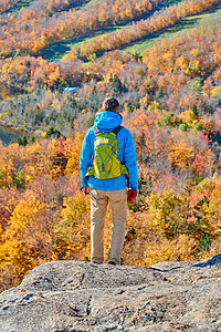 背包客男子徒步旅行艺术家的虚张声势秋天法国公园的秋天颜色美国新罕布什尔州白山森林背景