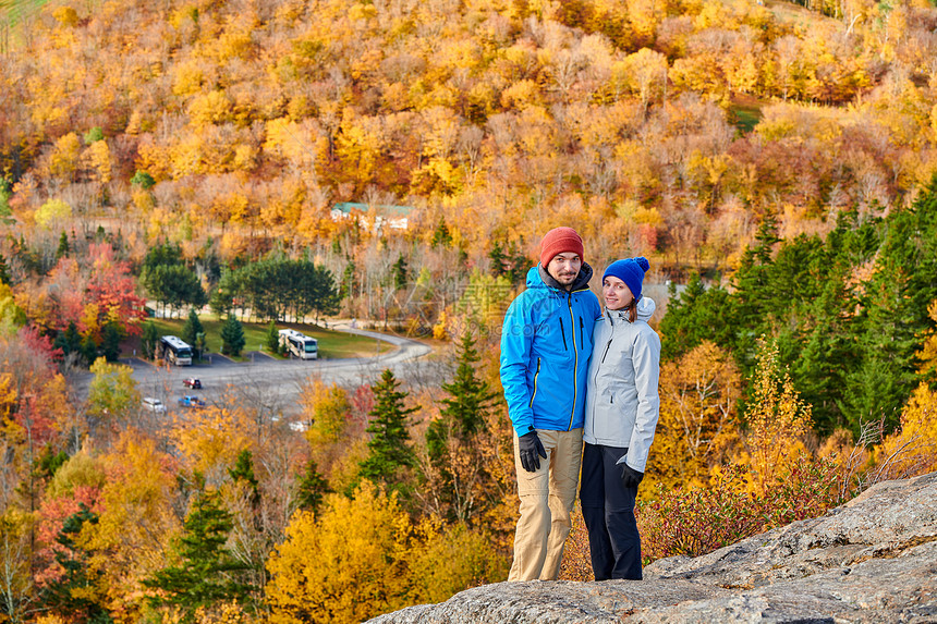 夫妇徒步旅行艺术家的虚张声势秋天法国公园的秋天颜色美国新罕布什尔州白山森林图片