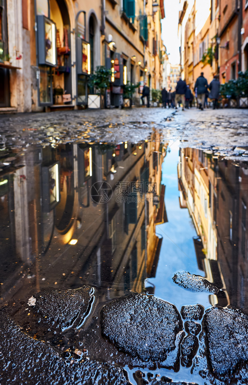 鹅卵石砖铺罗马潮湿的街道上图片