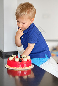 两岁的男孩吃生日蛋糕图片