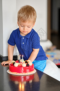 两岁的男孩带着生日蛋糕图片