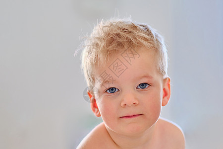 两岁的男孩肖像图片