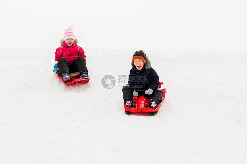 童,雪橇季节快乐的孩子们冬天乘雪橇滑下雪山快乐的孩子们冬天乘雪橇下山图片