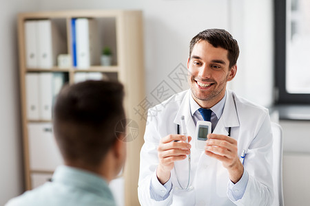 医生与男病人交谈血糖仪图片