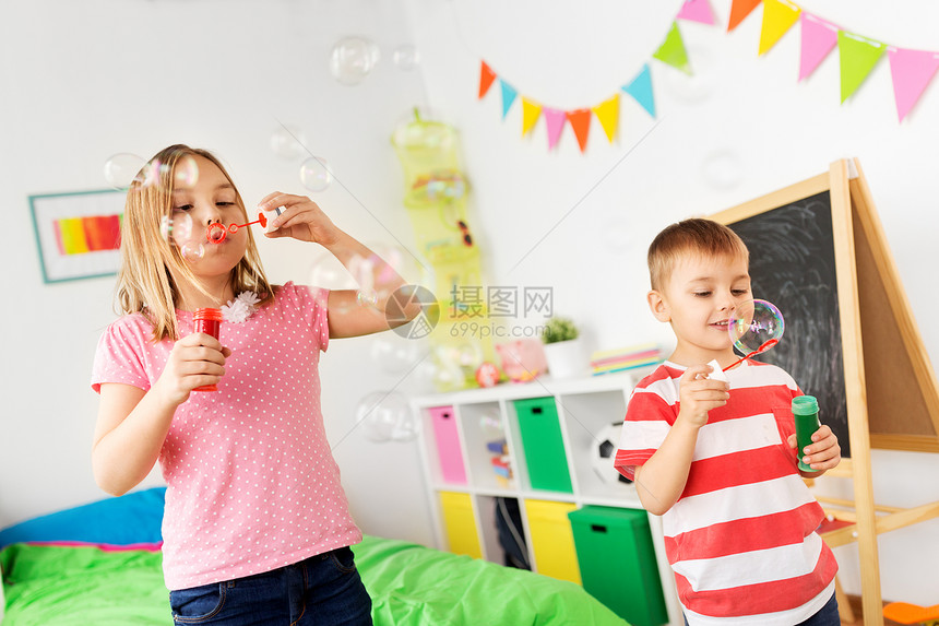童,休闲人的快乐的孩子家里肥皂泡快乐的孩子们家肥皂泡图片