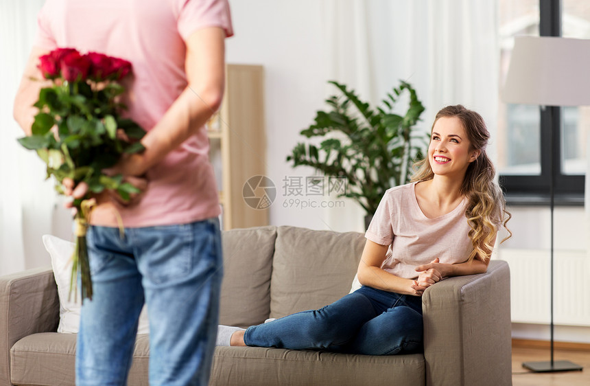 夫妻关系人的快乐的女人看着家里花的男人女人看着家里花的男人图片