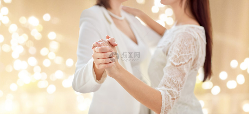 ,同婚姻LGBT亲密的幸福已婚夫妇跳舞的节日灯光背景亲密的的已婚女夫妇跳舞图片