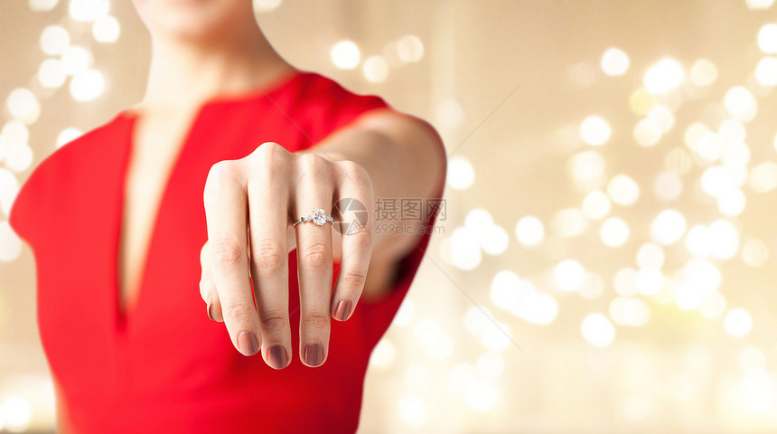 珠宝,奢侈品人的亲密的女人展示与钻石订婚戒指的手用钻石戒指把女的手关来图片