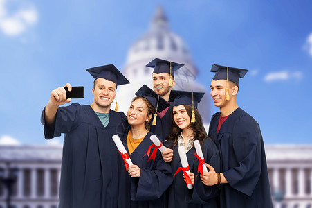 学士学位证书教育,毕业人的群快乐的研究生迫击炮板学士学位礼服与文凭采取自拍智能手机华盛顿白宫背景毕业证书的毕业生用手机自背景