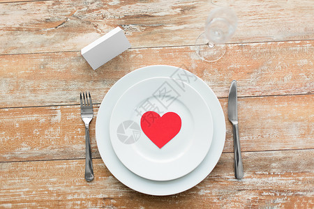 情人节,餐桌浪漫的晚餐红色的心套盘子,餐具,香槟璃白色空白的地方卡顶部情人节的桌子假日高清图片素材