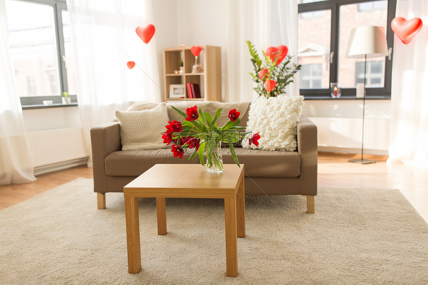 情人节,假日内部红色的花桌子上的客厅家庭装饰心形气球客厅家庭装饰情人节图片