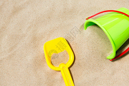 玩具,童夏天的桶铲子海滩沙把玩具桶铲子放沙滩上背景图片