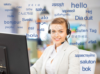 常用词汇翻译,商业技术微笑的女翻译操作员与电脑办公室用同的外语问候词女翻译外语词汇背景