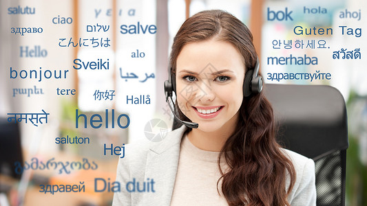 翻译,商业技术微笑的女翻译接线员办公室耳机,以同的外语问候语戴耳机的女人胜过外语的单词背景图片