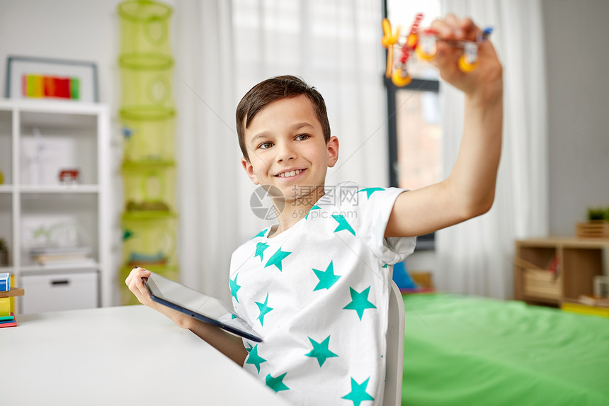童,想象力技术快乐的板电脑玩具飞机家里家里平板电脑玩具飞机的男孩图片