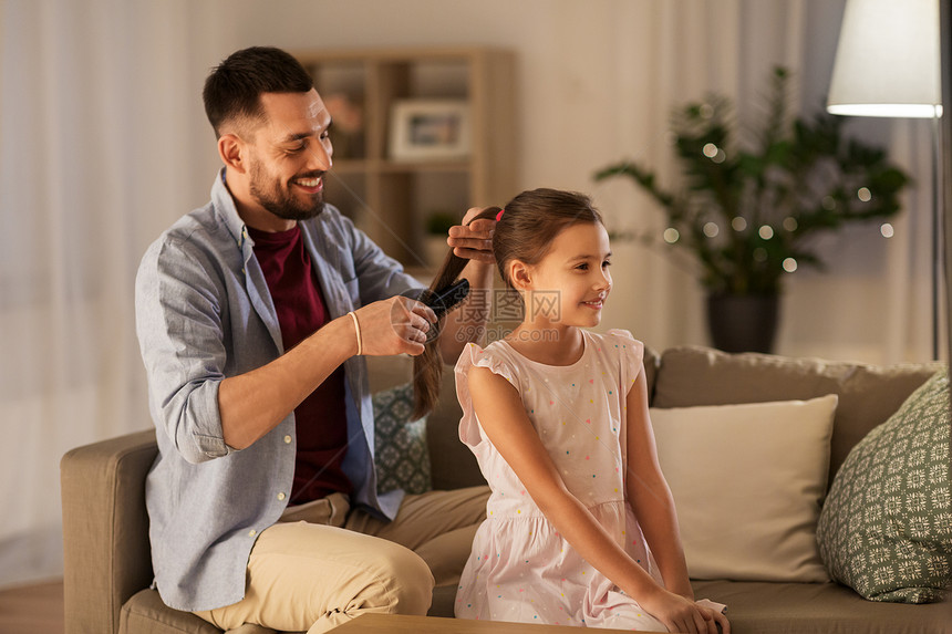 家庭人的快乐的父亲家里刷女儿的头发父亲家给女儿梳头发图片