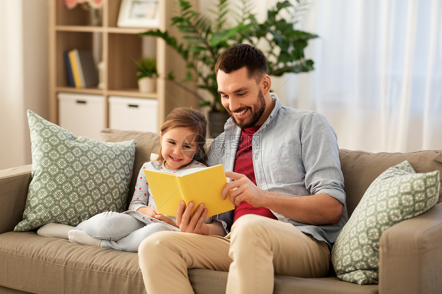 家庭休闲人的快乐的父亲女儿家看书快乐的父亲女儿家看书图片