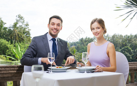 人们休闲的微笑的夫妇餐厅吃开胃菜的夏季背景微笑的夫妇餐厅吃开胃菜图片